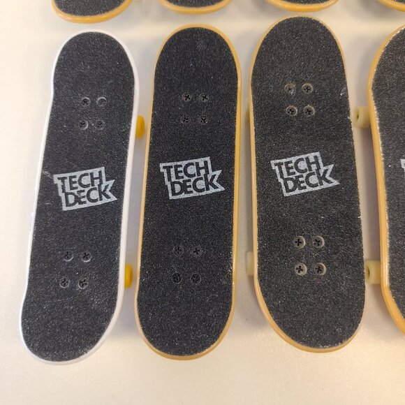 12 Fingerboards 10 Tech Deck and 2 Hot Wheels & Cards - Picture 8 of 10